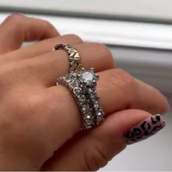 Silver Crystal Engagement Ring Set – Elegant Double Band Bridal
Small size - Picture 4 of 11